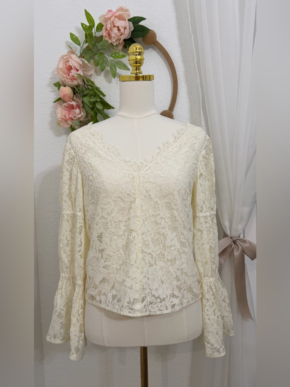 NEW CLUB MONACO Ivory Lace Blouse With Bell Sleeves Size Small
